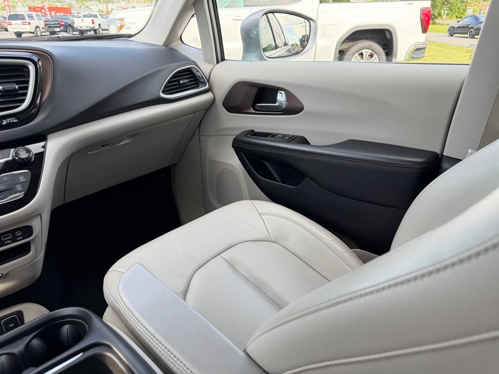 2017 Chrysler Pacifica Image 35
