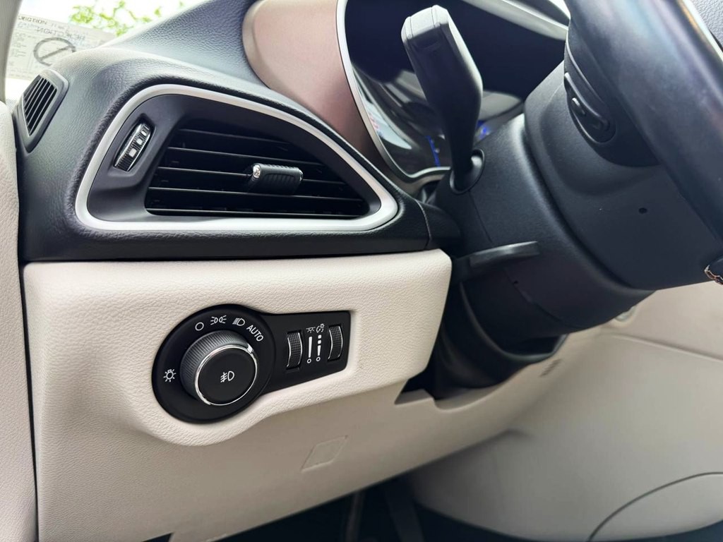 2017 Chrysler Pacifica Image 36