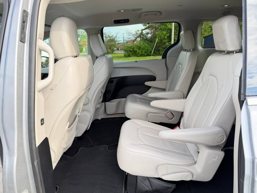 2017 Chrysler Pacifica Image 38