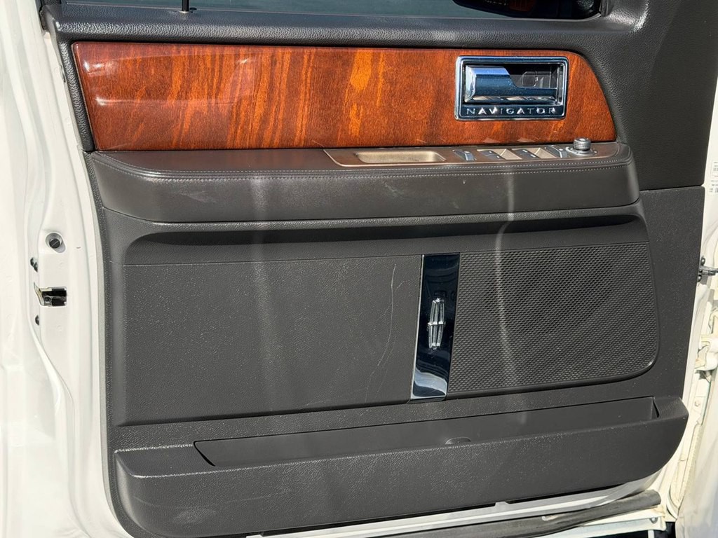2014 Lincoln Navigator Image 16