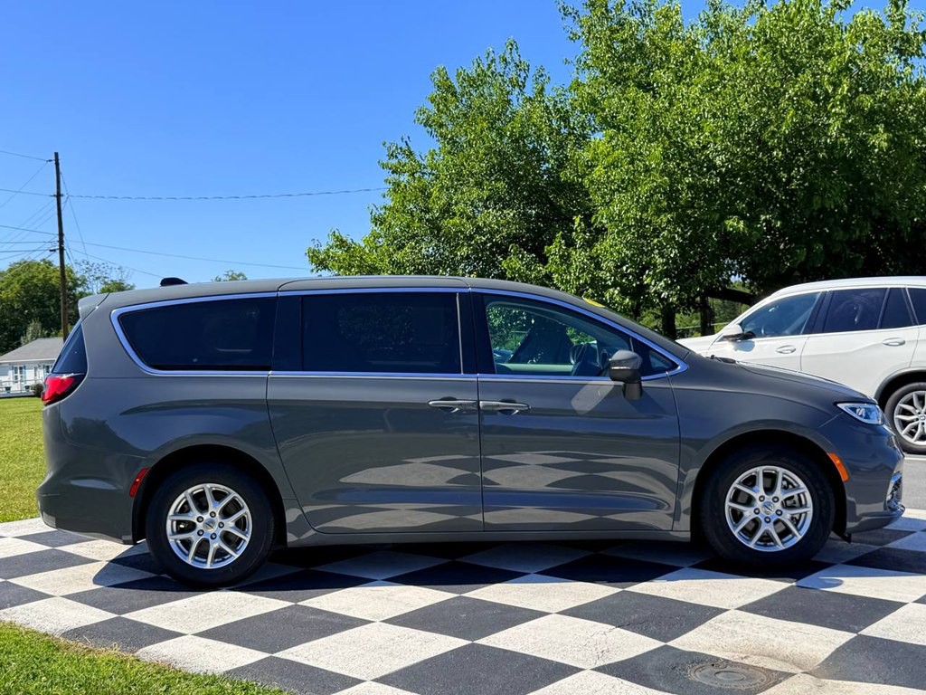 2023 Chrysler Pacifica Image 8