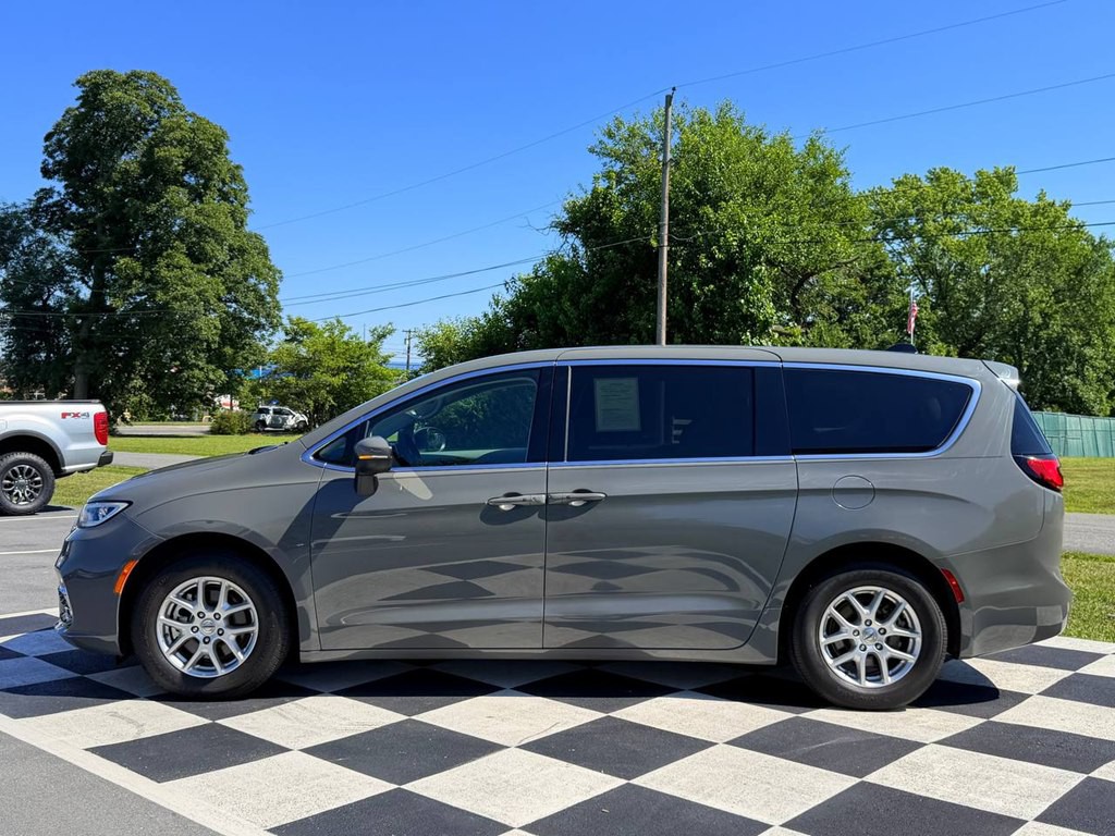 2023 Chrysler Pacifica Image 9