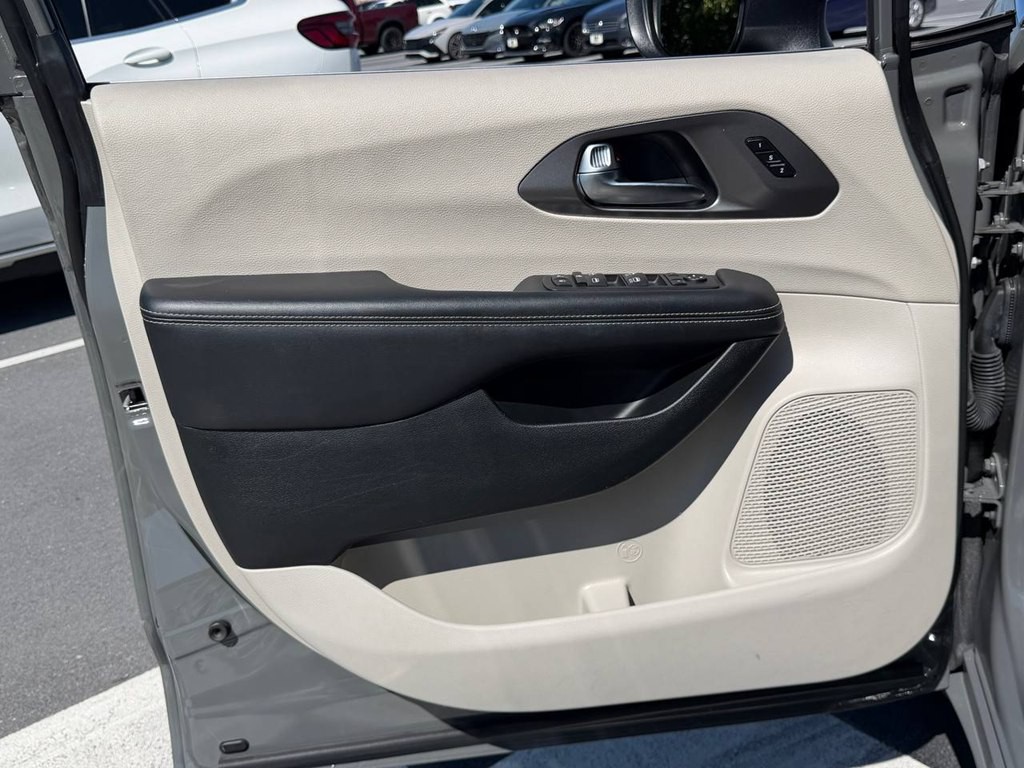 2023 Chrysler Pacifica Image 16