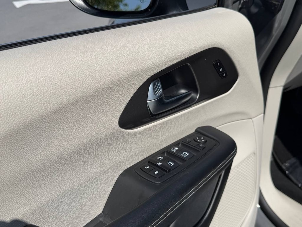 2023 Chrysler Pacifica Image 17