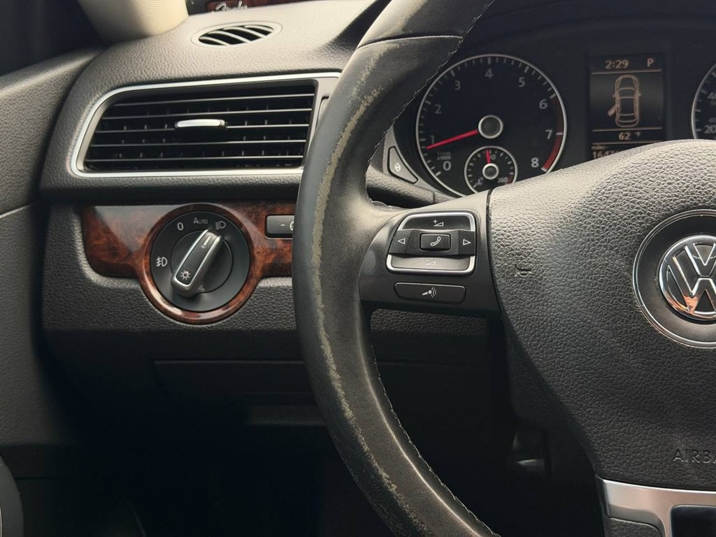 2012 Volkswagen Passat Image 19