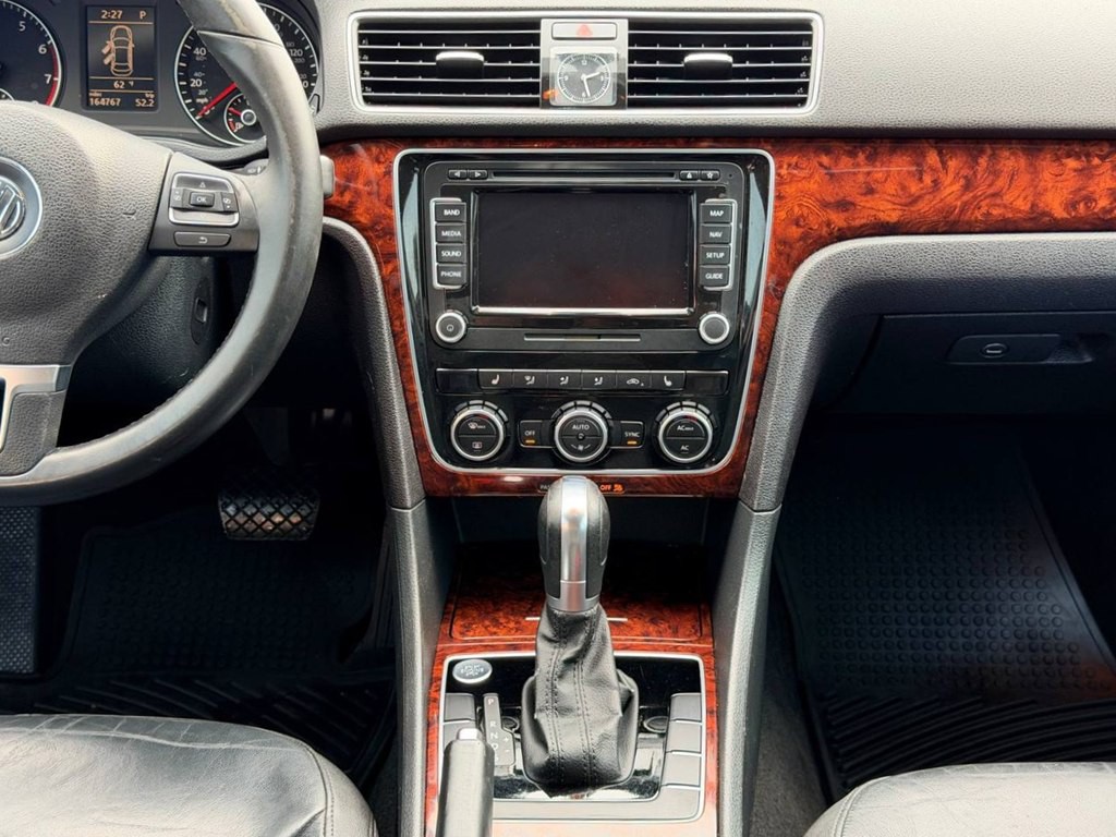 2012 Volkswagen Passat Image 22