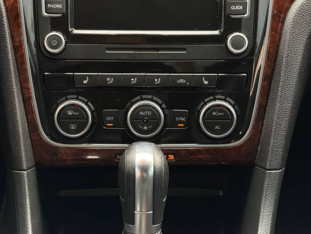 2012 Volkswagen Passat Image 25