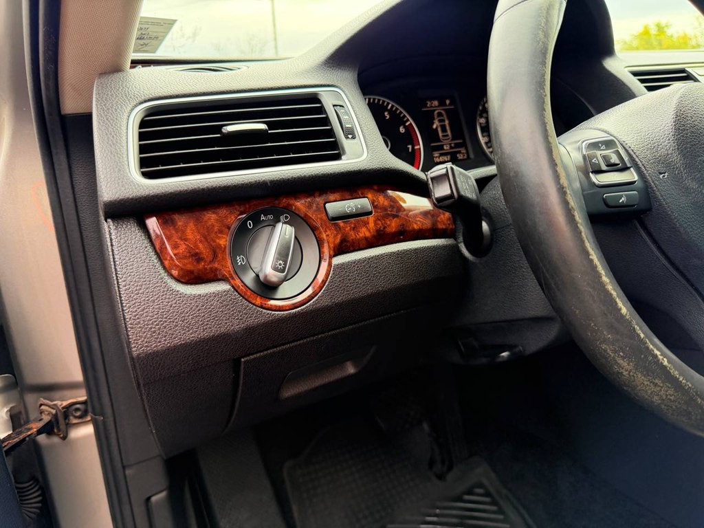2012 Volkswagen Passat Image 29