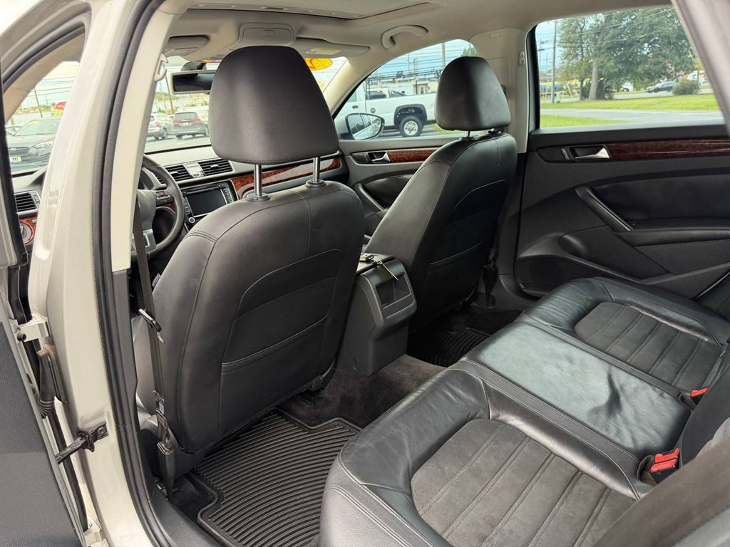 2012 Volkswagen Passat Image 32