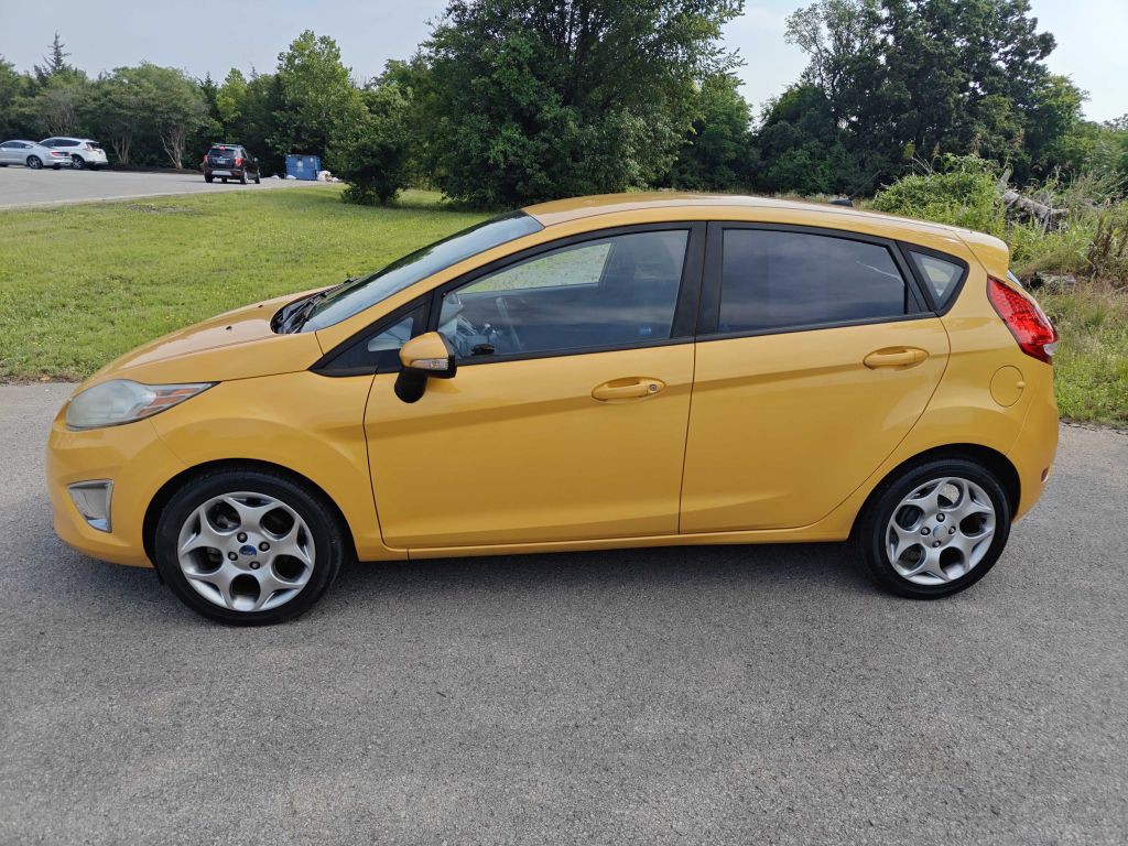 2011 Ford Fiesta Image 2