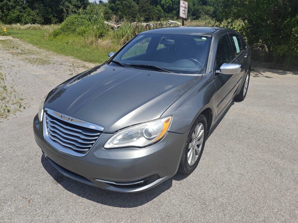 2013 Chrysler 200 Image 1