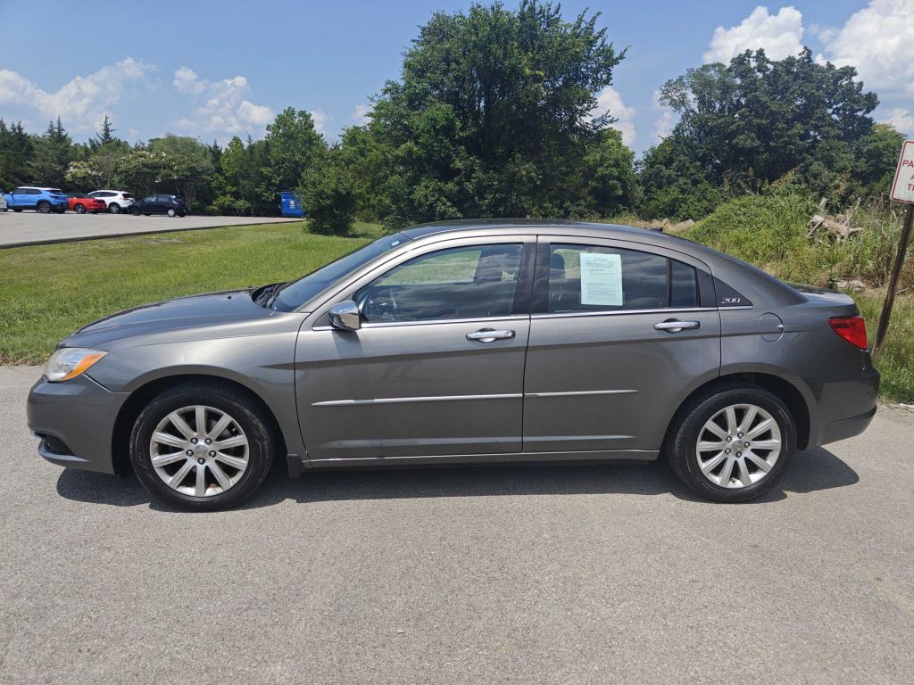 2013 Chrysler 200 Image 2