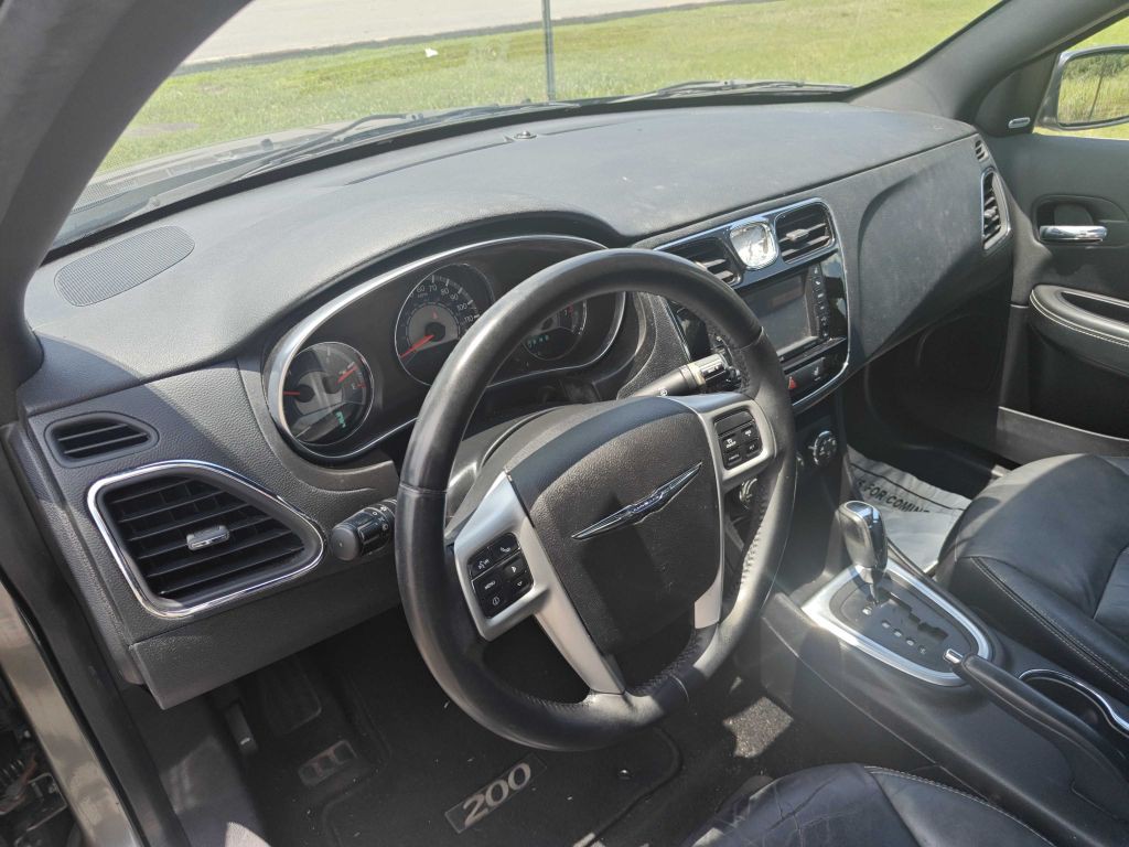 2013 Chrysler 200 Image 6
