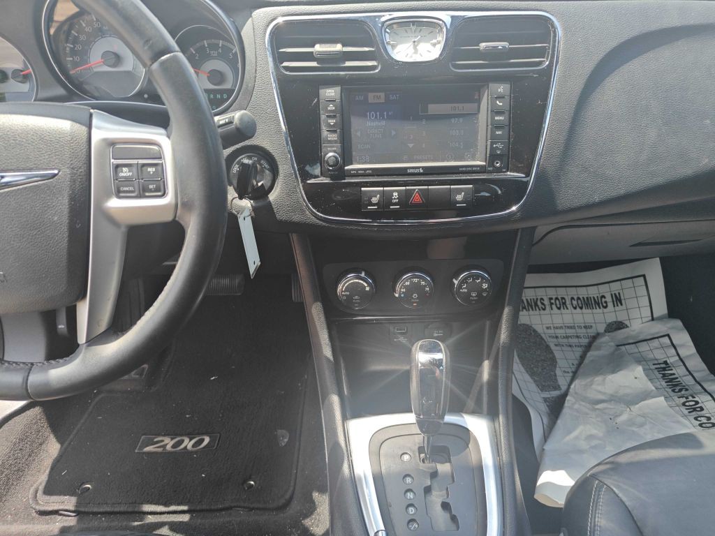 2013 Chrysler 200 Image 9