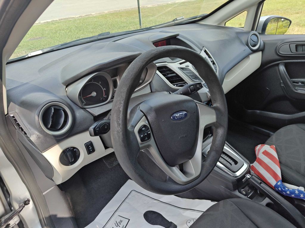 2011 Ford Fiesta Image 6