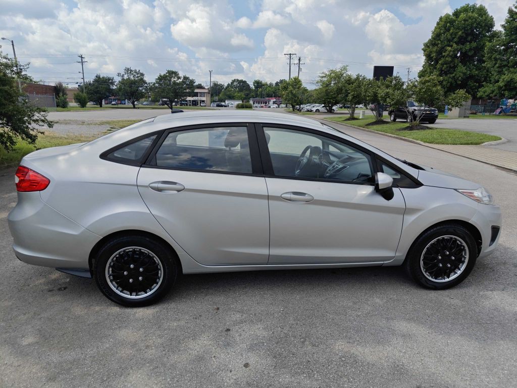 2011 Ford Fiesta Image 4