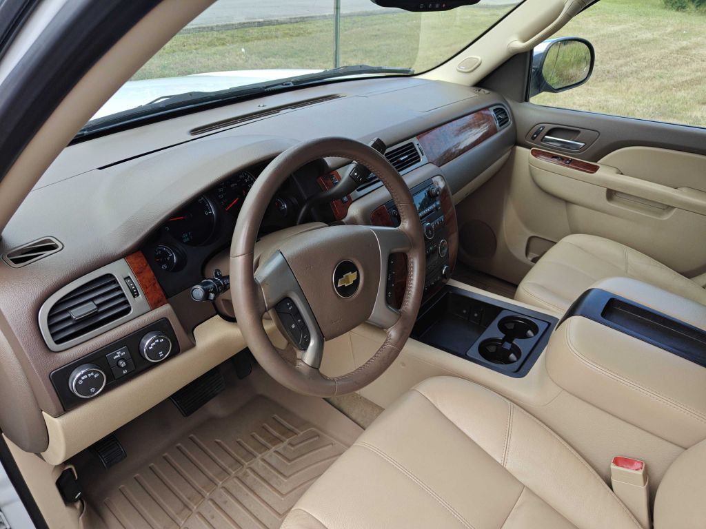 2012 Chevrolet Suburban Image 6