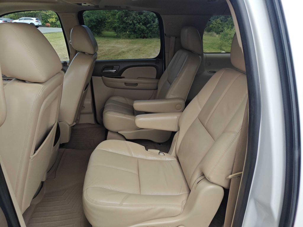 2012 Chevrolet Suburban Image 7