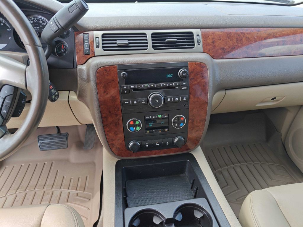 2012 Chevrolet Suburban Image 10