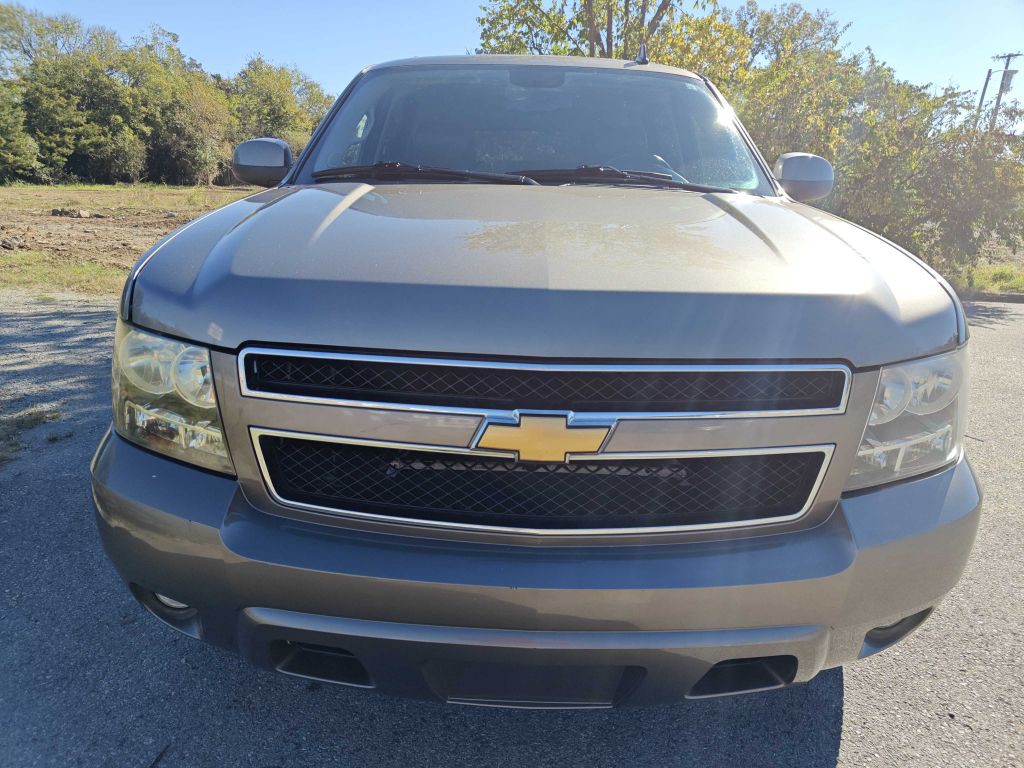 2013 Chevrolet Suburban Image 2