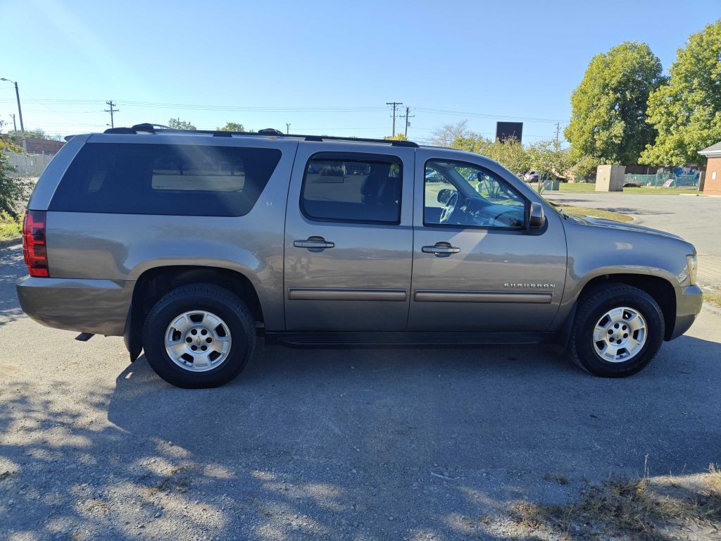2013 Chevrolet Suburban Image 3
