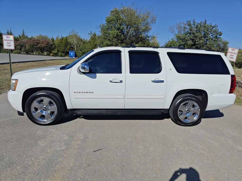 2011 Chevrolet Suburban Image 2