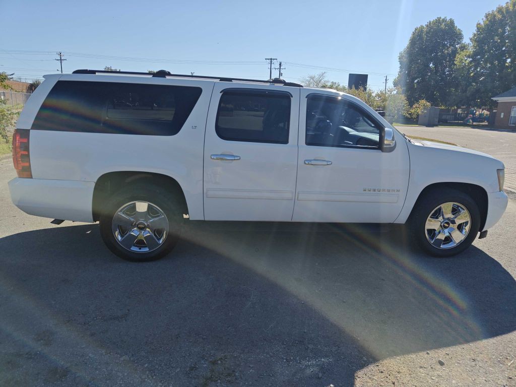 2011 Chevrolet Suburban Image 3