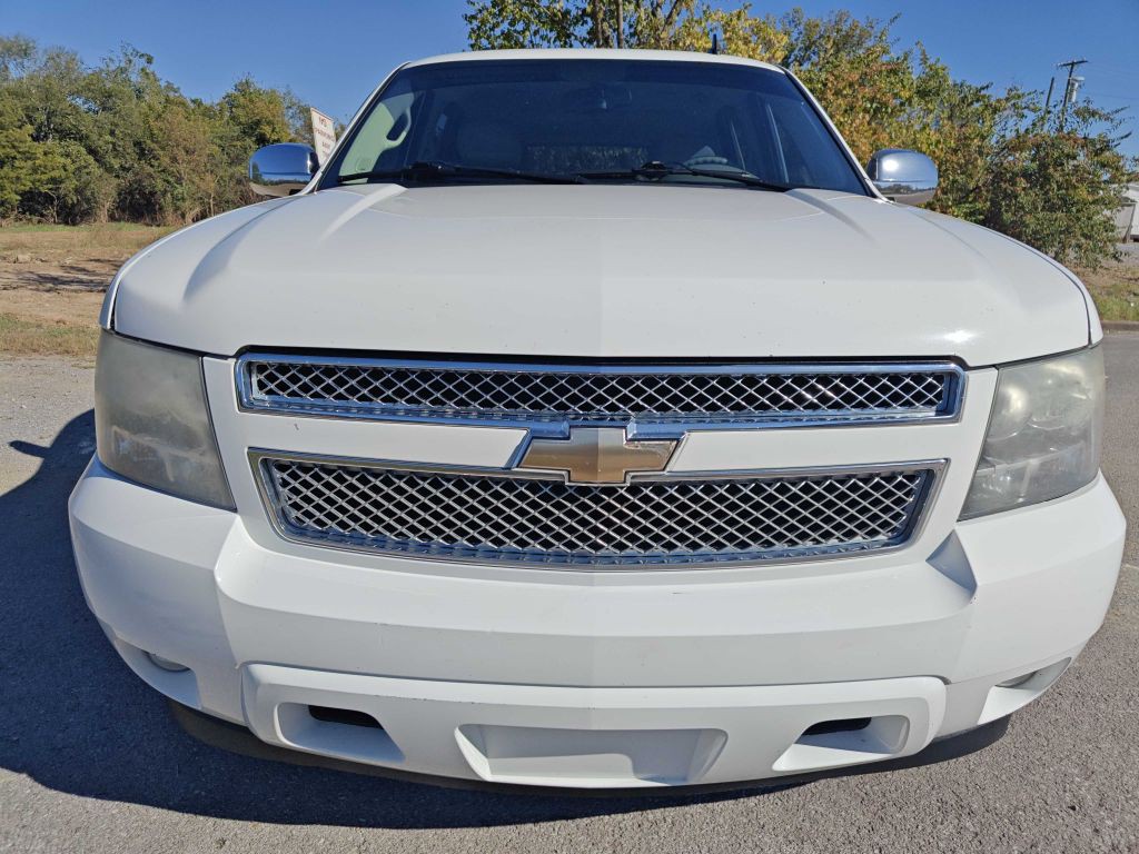 2011 Chevrolet Suburban Image 4