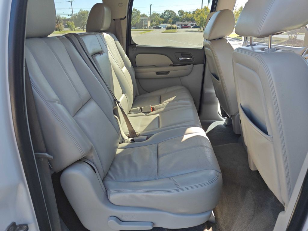 2011 Chevrolet Suburban Image 6