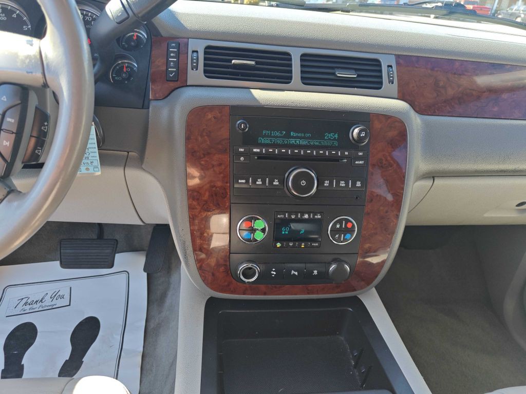 2011 Chevrolet Suburban Image 10