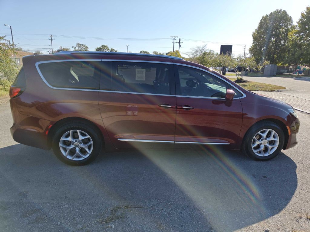 2017 Chrysler Pacifica Image 2