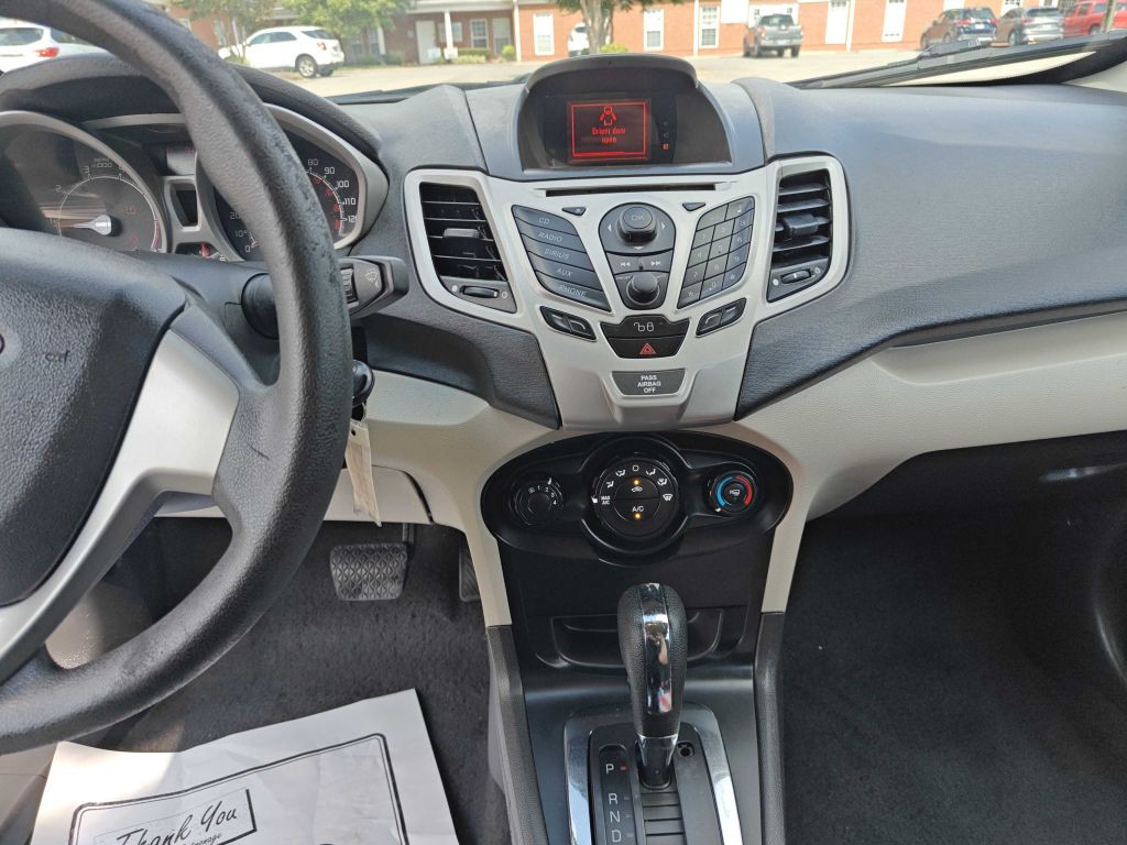 2011 Ford Fiesta Image 9