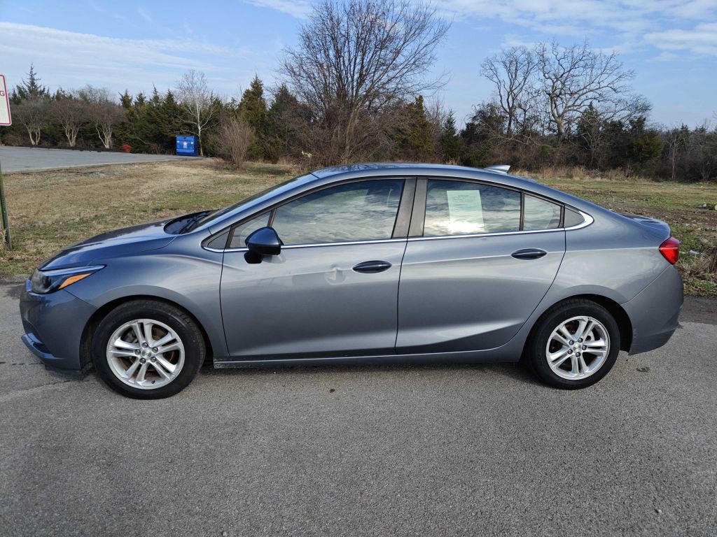 2018 Chevrolet Cruze Image 2
