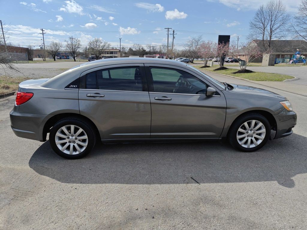 2013 Chrysler 200 Image 4