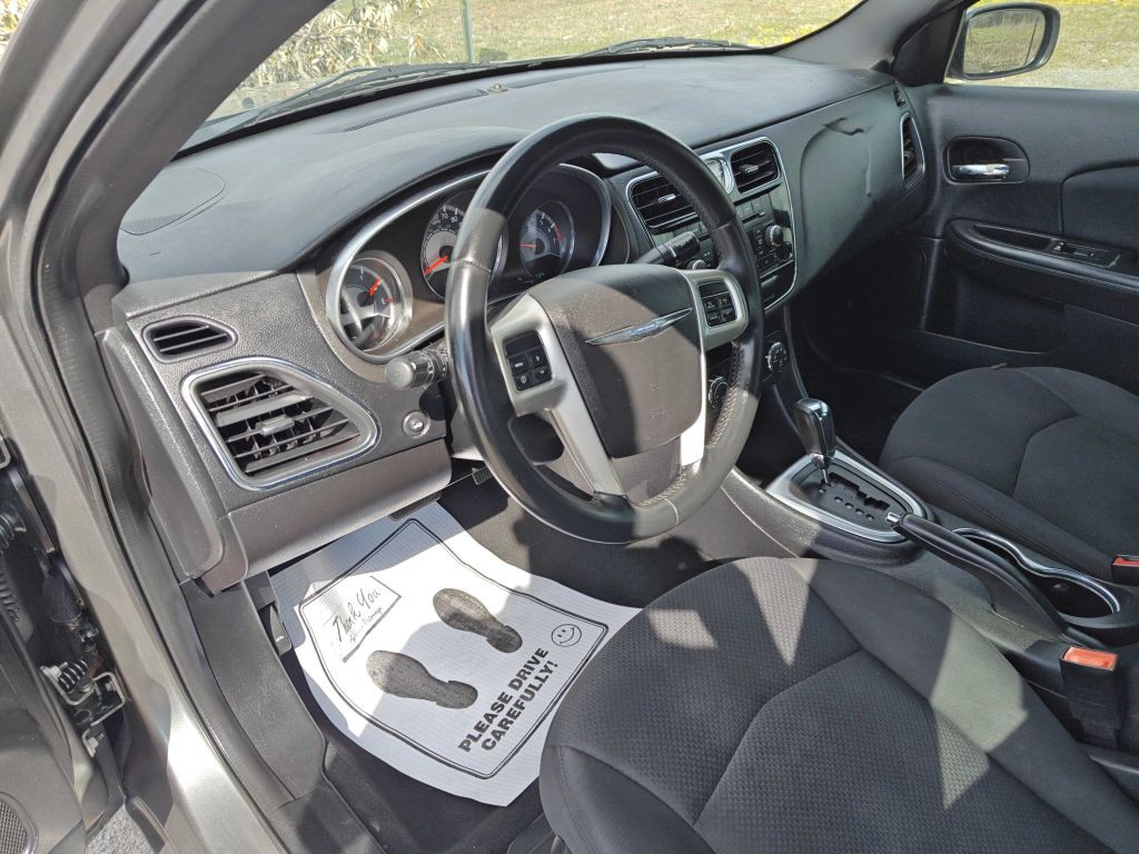 2013 Chrysler 200 Image 6
