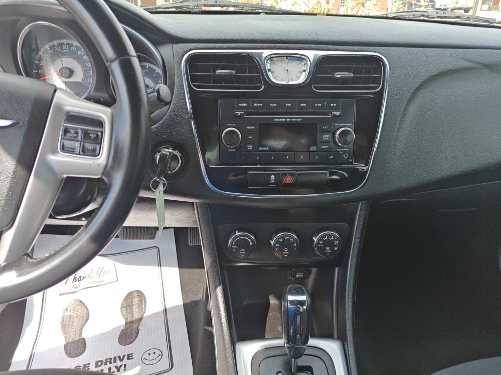 2013 Chrysler 200 Image 9