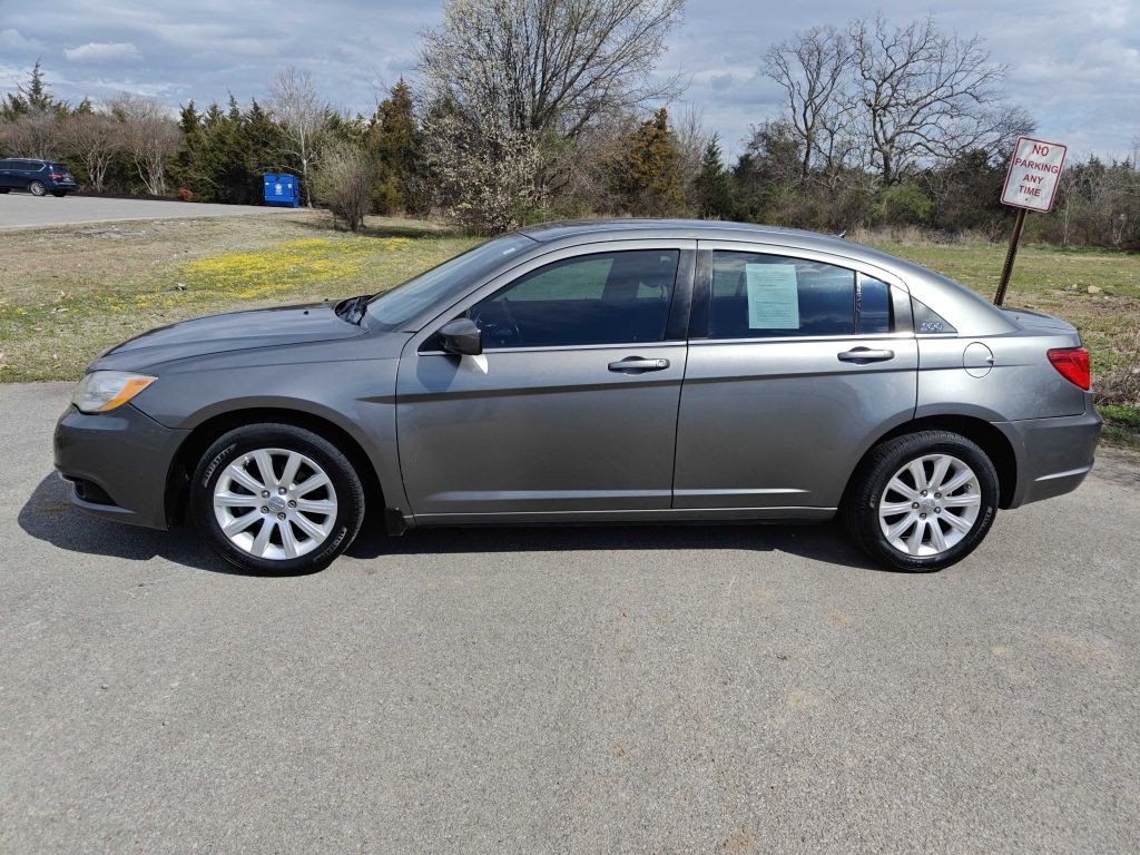 2013 Chrysler 200 Image 2