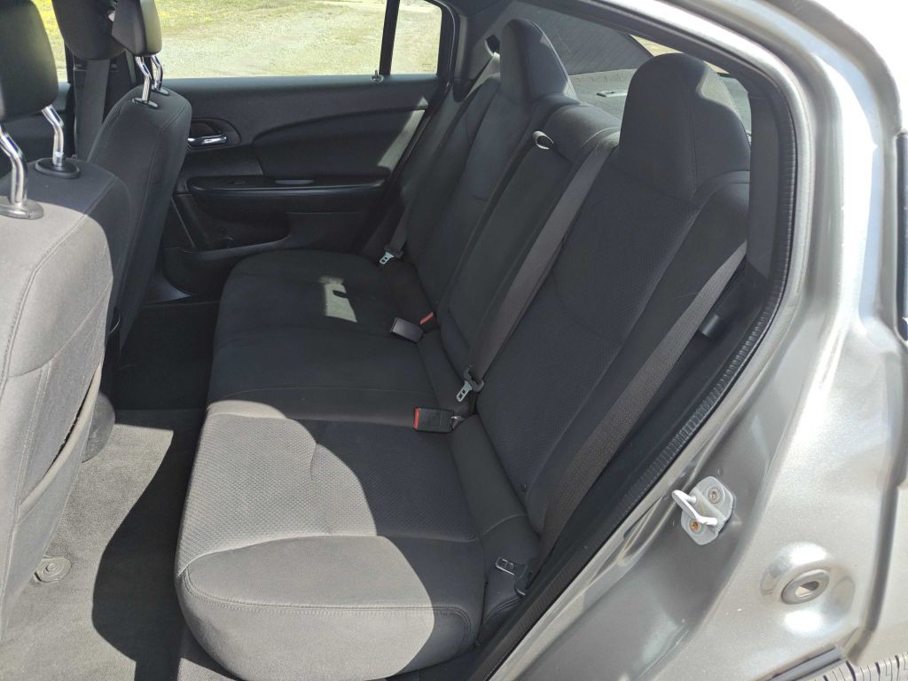 2013 Chrysler 200 Image 7