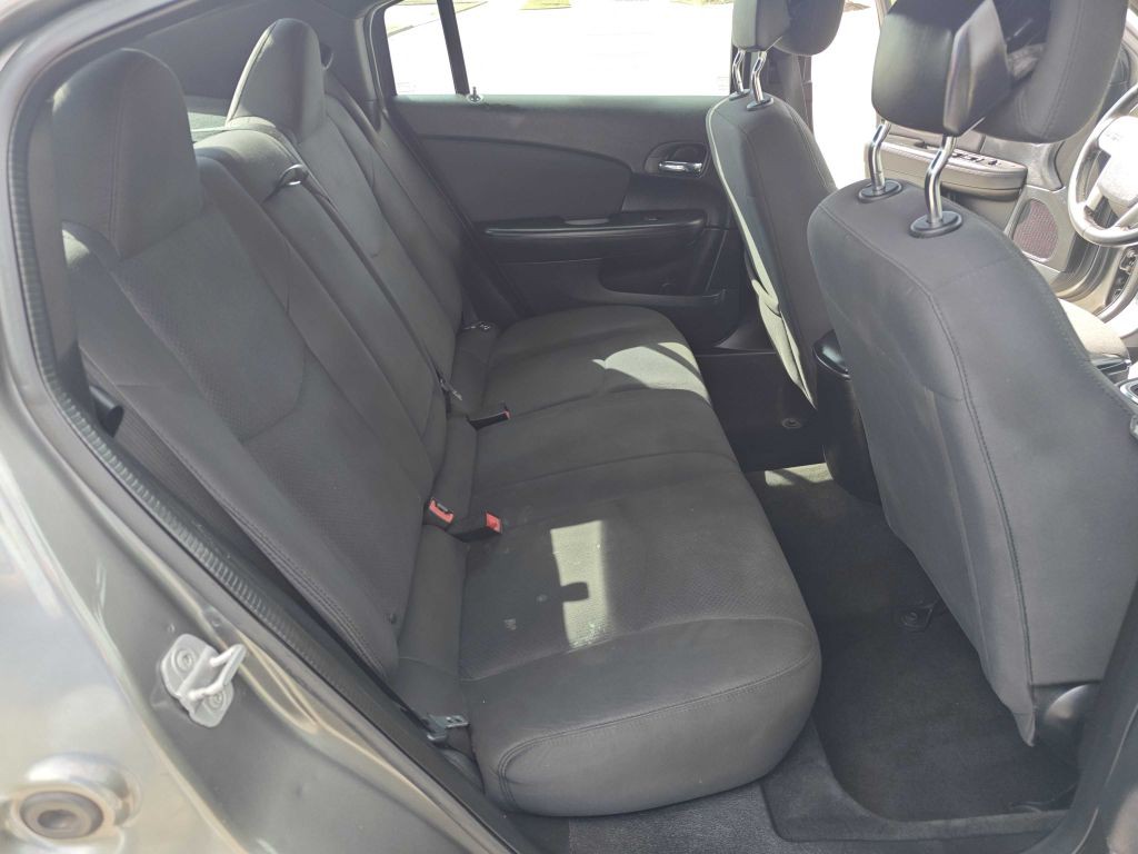 2013 Chrysler 200 Image 8