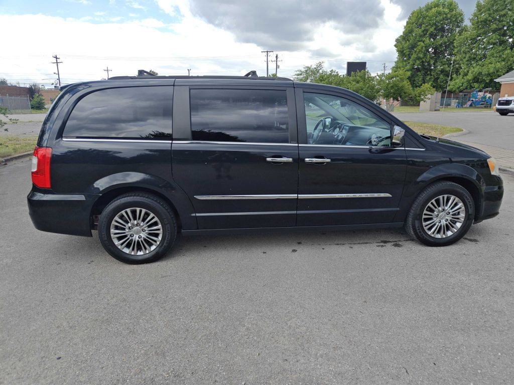 2013 Chrysler Town & Country Image 1