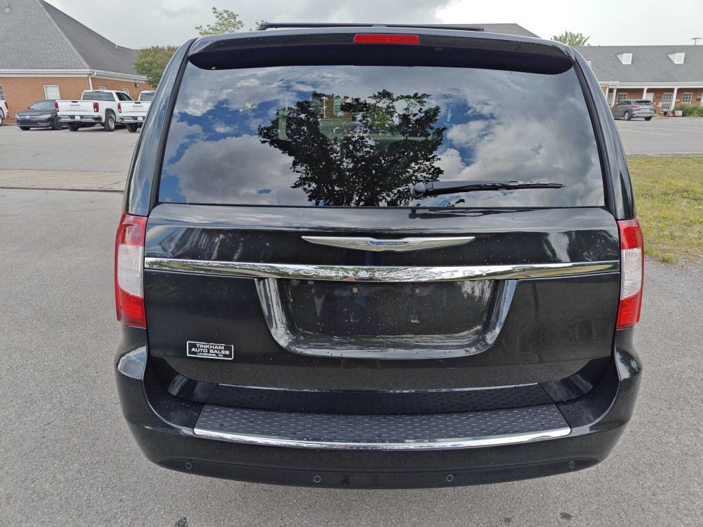 2013 Chrysler Town & Country Image 2