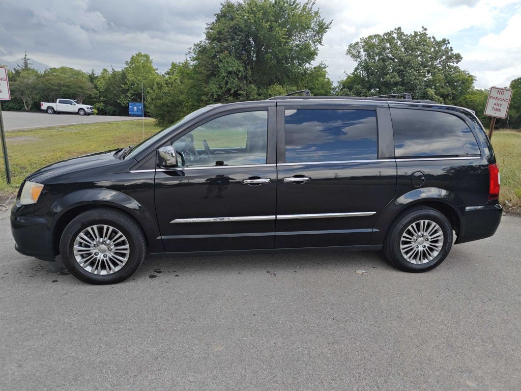 2013 Chrysler Town & Country Image 3