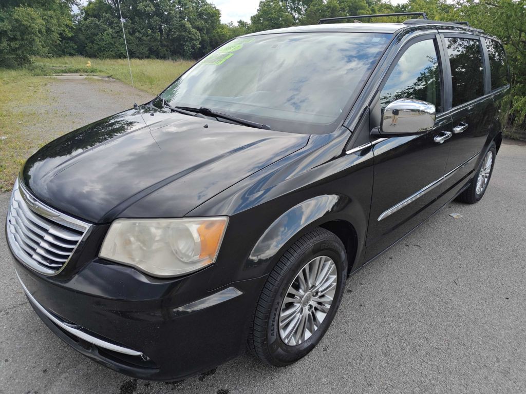 2013 Chrysler Town & Country Image 4