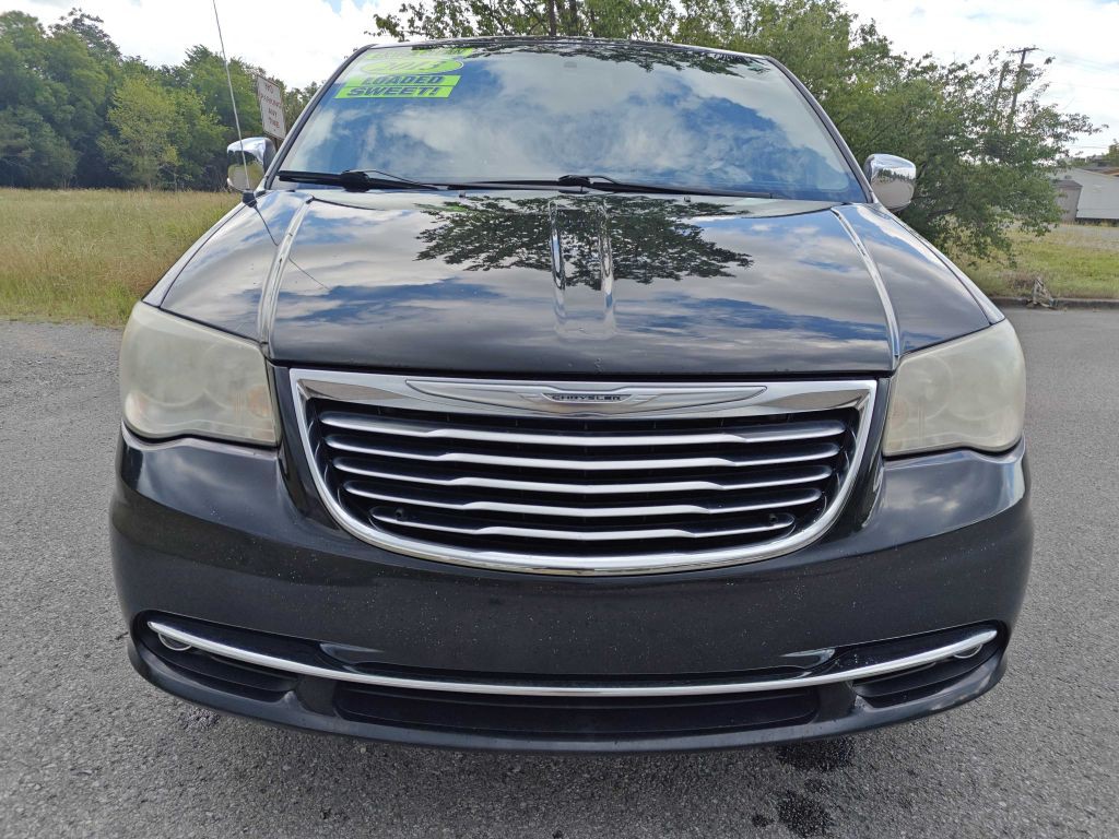 2013 Chrysler Town & Country Image 5