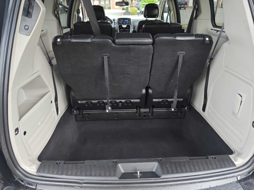 2013 Chrysler Town & Country Image 6
