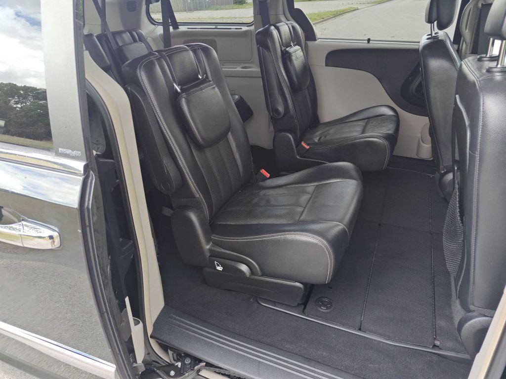2013 Chrysler Town & Country Image 7