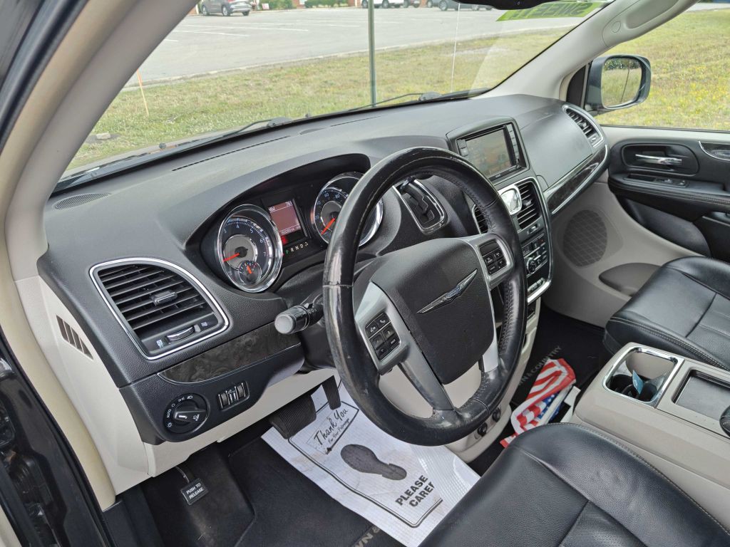 2013 Chrysler Town & Country Image 8