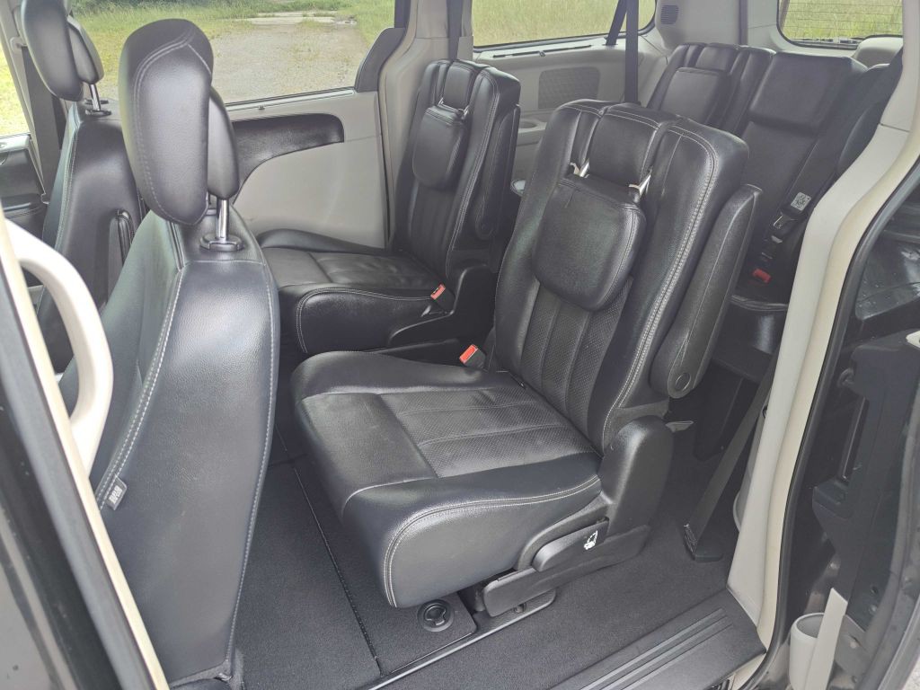 2013 Chrysler Town & Country Image 9