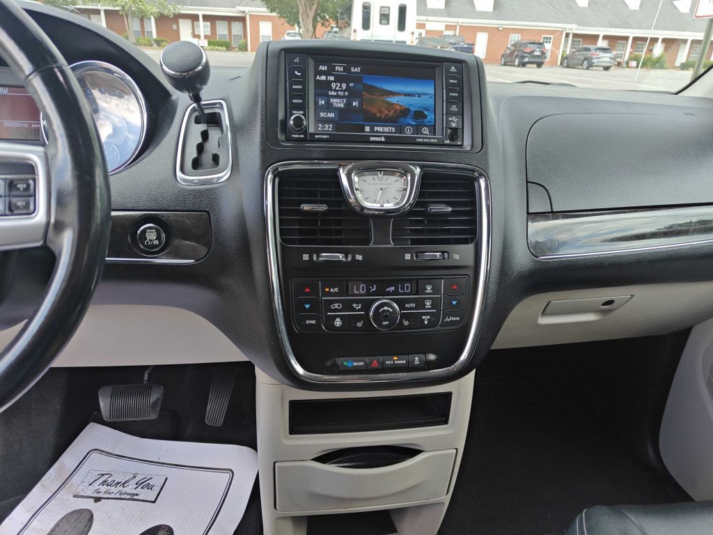 2013 Chrysler Town & Country Image 10