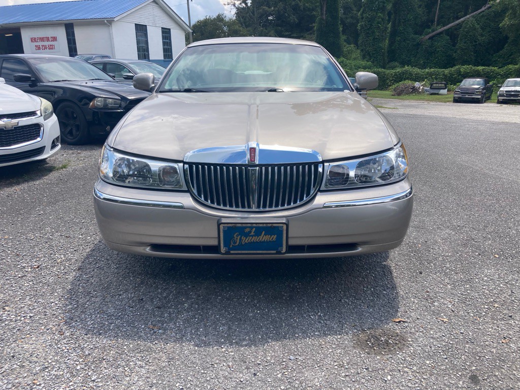 2002 Lincoln Town Car Image 2